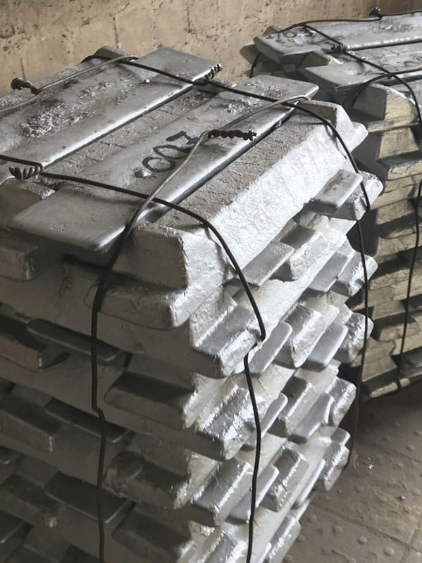 Чушки из свинца на складе